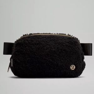🍋 🖤SOLD OUT!! 🖤🍋LULULEMON Sherpa Everywhere Belt Bag - Black w/gold hardware